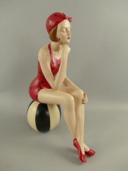 Badenixe Badepuppe Dekofigur mit Ball rot - sitzend